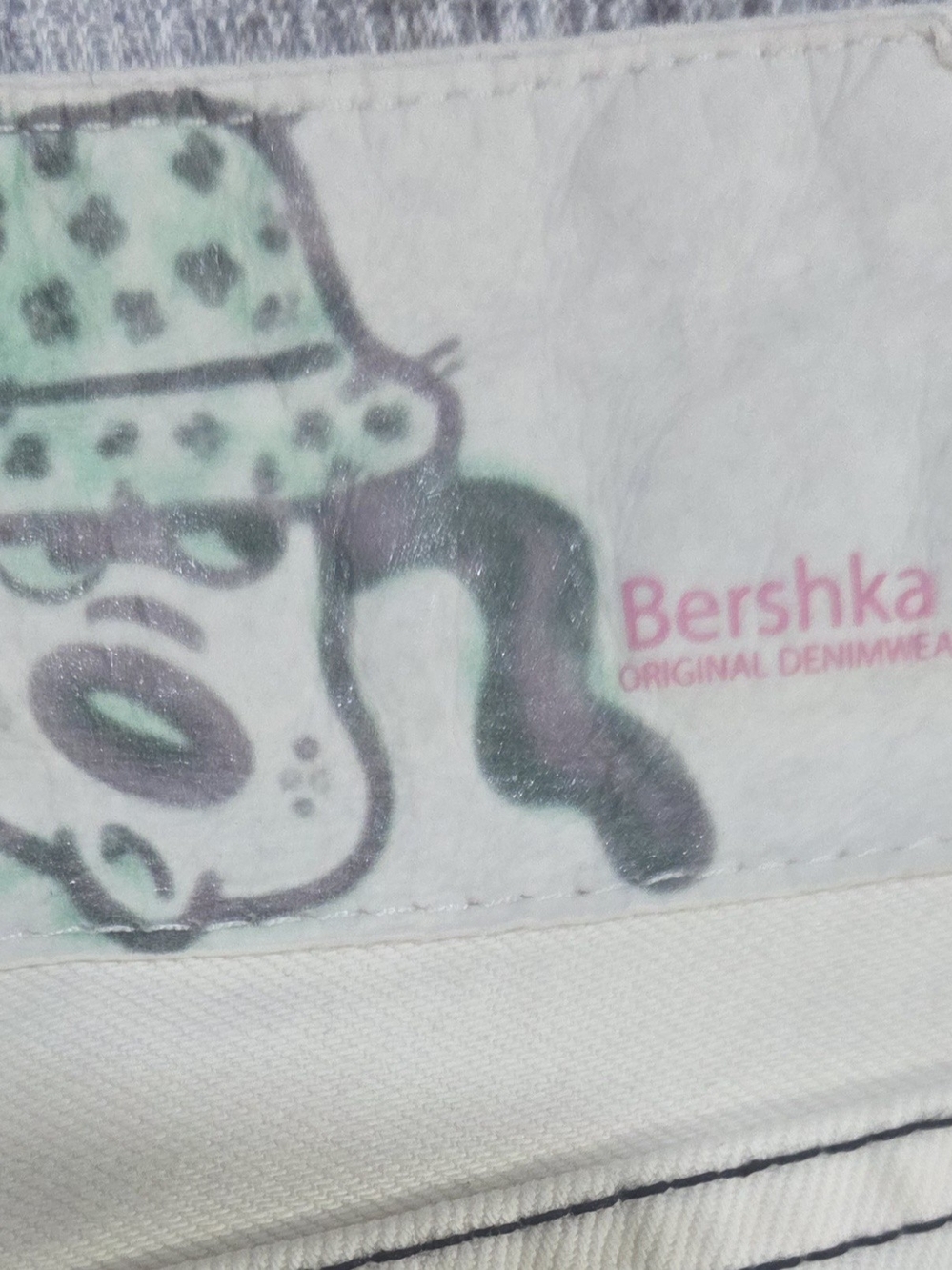 Bershka Cream Wide-Leg Jeans with Pastel Graphic Art - Picture 4 of 6